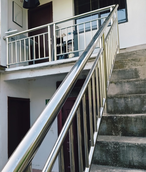 Stainless steel round tube railings and handrails