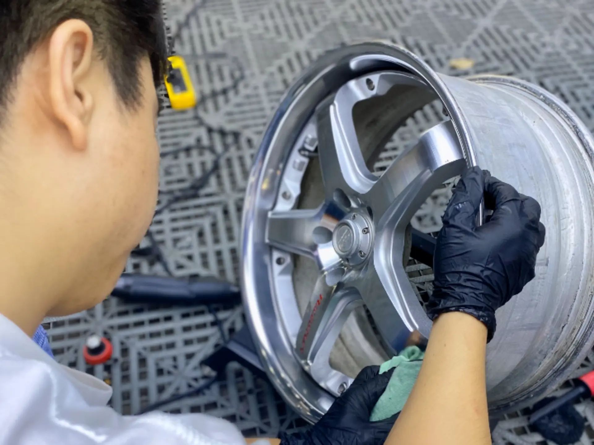 polishing alloy wheels3